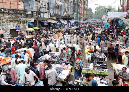 Dhaka, Bangladesch - 2. Juni 2025: Händler haben anlässlich des heiligen Eid-ul auf den Straßen Gulistans in Dhaka verschiedene Bekleidungsstände eingerichtet Stockfoto