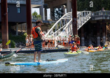 The Big Float, Portland, Oregon – 15. Juli 2017: People Paddleboard, Kajak und Schwimmer im Willamette River während des jährlichen Big Float Events. Stockfoto