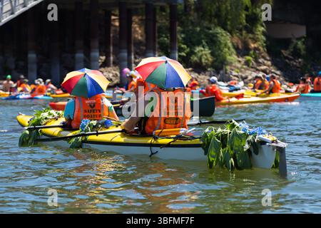 The Big Float, Portland, Oregon – 15. Juli 2017: Die Leute fahren mit dem Kajak auf dem Willamette River, einige tragen für die Veranstaltung „Safety Boater“-Westen. Stockfoto