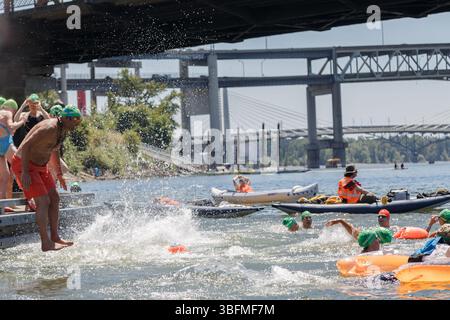 The Big Float, Portland, Oregon – 15. Juli 2017: Die Menschen springen und schwimmen im Willamette River während des jährlichen Big Float Events. Stockfoto