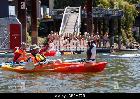 The Big Float, Portland, Oregon – 15. Juli 2017: Besucher fahren Kajak und schwimmen im Willamette River während des jährlichen Big Float Events. Stockfoto