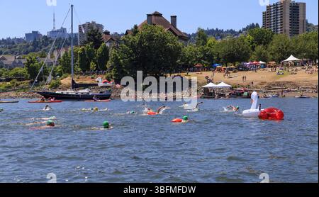 The Big Float, Portland, Oregon – 15. Juli 2017: Schwimmer nehmen am jährlichen Big Float Event auf dem Willamette River Teil. Stockfoto