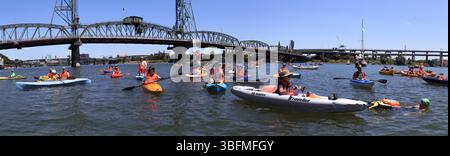 The Big Float, Portland, Oregon – 15. Juli 2017: Besucher fahren Kajak und schwimmen im Willamette River während des jährlichen Big Float Events. Stockfoto