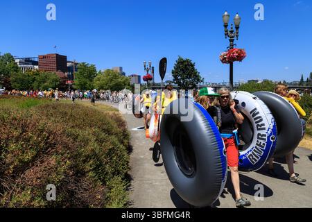 The Big Float, Portland, Oregon – 15. Juli 2017: Die Menschen tragen Innenröhren zum Willamette River für ein lustiges Sommerfest. Stockfoto