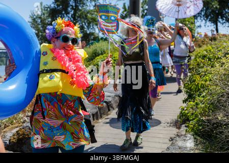 The Big Float, Portland, Oregon – 15. Juli 2017: Menschen in bunten Kostümen ziehen mit Wagen um, um die Gemeinschaft und den Fluss zu feiern. Stockfoto