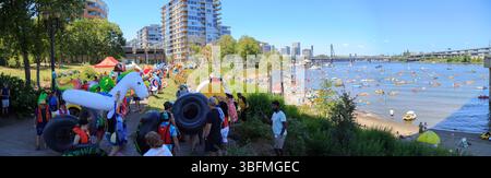The Big Float, Portland, Oregon – 15. Juli 2017: Menschen mit aufblasbaren Spielzeugen und Röhren treiben den Willamette River hinunter. Stockfoto