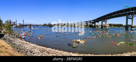 The Big Float, Portland, Oregon - 15. Juli 2017: Die Menschen treiben den Willamette River auf aufblasbaren Flößen und Röhren hinunter, um im Sommer Spaß zu haben. Stockfoto
