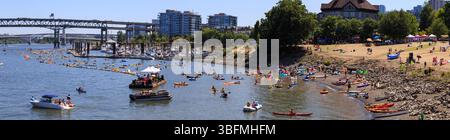 The Big Float, Portland, Oregon – 15. Juli 2017: Die Menschen schwimmen auf dem Willamette River in Schlauchbooten und Booten während des jährlichen Big Float Events Stockfoto