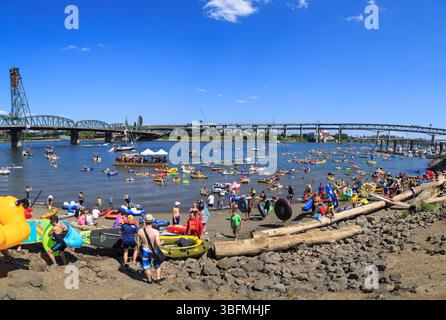 The Big Float, Portland, Oregon – 15. Juli 2017: Die Menschen treffen sich mit Schlauchbooten für eine lustige Fahrt auf dem Willamette River. Stockfoto