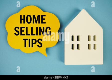 Startseite Verkaufstipps Textnachricht auf Sprechblase mit Hausmodell auf blauem Hintergrund Stockfoto