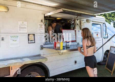 The Big Float, Portland, Oregon – 15. Juli 2017: Ein Kunde bestellt beim Altengartz Bratwurst Food Truck bei einer Outdoor-Veranstaltung. Stockfoto