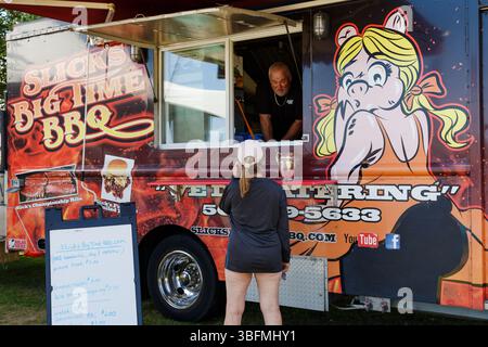 The Big Float, Portland, Oregon – 15. Juli 2017: Ein Kunde bestellt bei Slick's Big Time BBQ Food Truck bei einer Veranstaltung. Stockfoto
