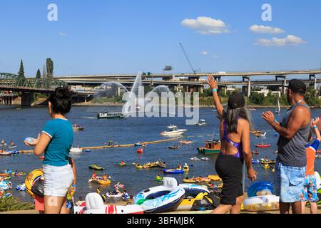 The Big Float, Portland, Oregon – 15. Juli 2017: Die Menschen schwimmen auf dem Willamette River während des jährlichen Big Float Events. Stockfoto