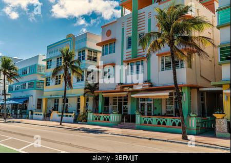 Ein Blick auf die bunten Art déco-Gebäude auf dem Ocean Drive neben dem South Beach in Miami im Frühling Stockfoto
