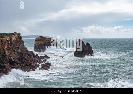 Meerblick und blauer Himmel, Pontal da Carrapateira in Aljezur, Algarve in Portugal. Stockfoto