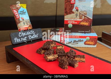 The Big Float, Portland, Oregon – 10. Juli 2016: Eine Ausstellung von Clif Bar's Chocolate Peanut Butter Nuss Butter gefüllten Energieriegeln. Stockfoto