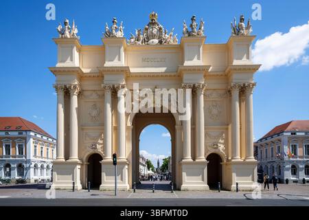 Das Brandenburger Tor am Luisenplatz, Potsdam, Brandenburg. Brandenburger Tor auf dem Luisenplatz, Potsdam, Brande Stockfoto