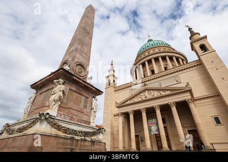 Obelisk vor der Nikolaikirche am Alten Markt, Potsdam, Brandenburg, Deutschland. Obelisk vor der St. Nikolaikirche am Alten Markt, Potsdam, B. Stockfoto