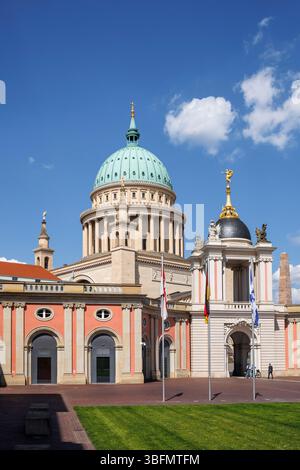 Das Fortuna-Portal des Stadtschlosses, dahinter die St. Nikolai-Kirche am Alten Markt, Potsdam, Brandenburg. das Fortunaportal des Stadtschl Stockfoto