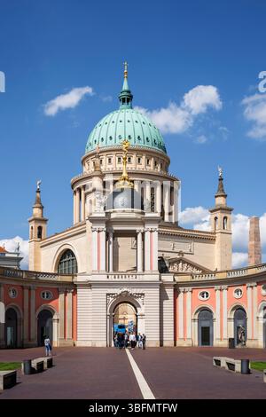 Das Fortuna-Portal des Stadtschlosses, dahinter die St. Nikolai-Kirche am Alten Markt, Potsdam, Brandenburg. das Fortunaportal des Stadtschl Stockfoto