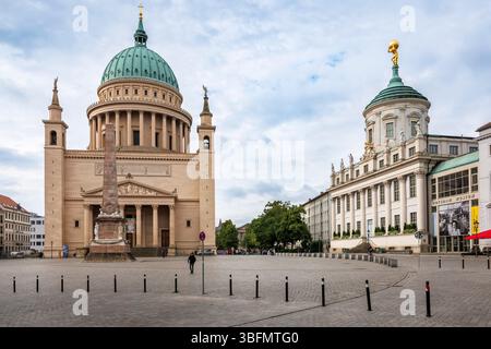 Nikolaikirche am Alten Markt, davor der Obelisk, rechts das Alte Rathaus, das heute das Potsdamer Museum, Potsdam, Brande beherbergt Stockfoto