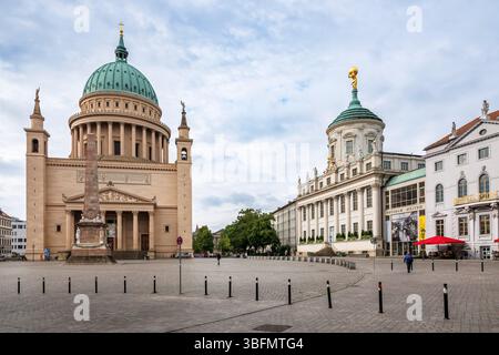 Nikolaikirche am Alten Markt, davor der Obelisk, rechts das Alte Rathaus, das heute das Potsdamer Museum, Potsdam, Brande beherbergt Stockfoto