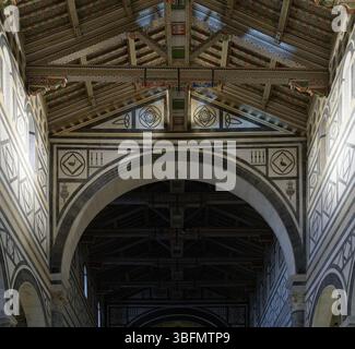 Innenansicht von San Miniato al Monte, Florenz, Italien, mit gemalter Fachwerkdecke und geometrischer Marmordekoration. Stockfoto