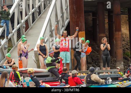 The Big Float, Portland, Oregon – 10. Juli 2016: Schwimmer und Kajakfahrer treffen sich zum jährlichen Big Float Event auf dem Willamette River. Stockfoto
