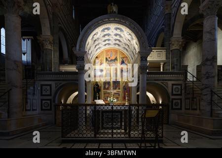 Das Innere von San Miniato al Monte, Florenz, Italien, mit Hochaltar, Marmorsäulen, Apsienmosaik und romanischer Architektur. Stockfoto