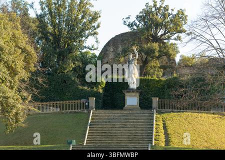 Neptunbrunnen mit Dreizack- und Meeresbewohnern von Stoldo Lorenzi, manieristische Skulptur aus dem 16. Jahrhundert in Boboli-Gärten, Florenz, Italien. Stockfoto