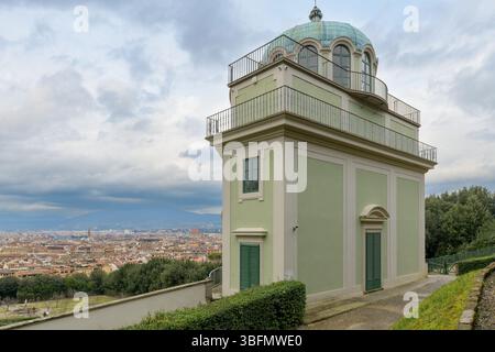 Kaffeehaus-Pavillon in Boboli Gardens, ein seltenes toskanisches Beispiel für Rokoko-Architektur, erbaut 1775 von Zanobi del Rosso, mit Blick über Florenz, Ita Stockfoto