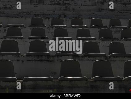 Echos der Menge: Broken Silence. Reihe Von Stühlen Im Freien. Stockfoto