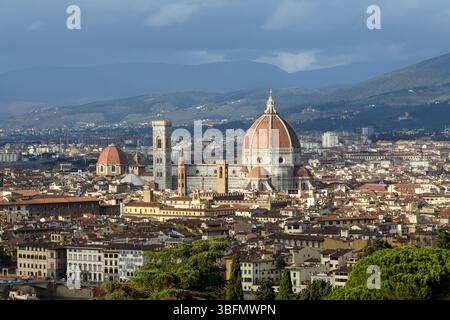 Erhöhte Stadtansicht von Florenz, Italien, mit Blick auf die Kathedrale von Florenz mit Brunelleschi Kuppel, Giottos Campanile und dem Baptisterium von Stockfoto