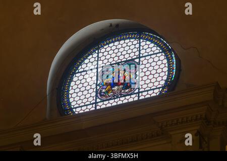 buntglasopulus, der die Krönung der Jungfrau Maria mit Heiligen in Santa Maria Maggiore, Florenz, Italien, darstellt, wahrscheinlich modern. Stockfoto