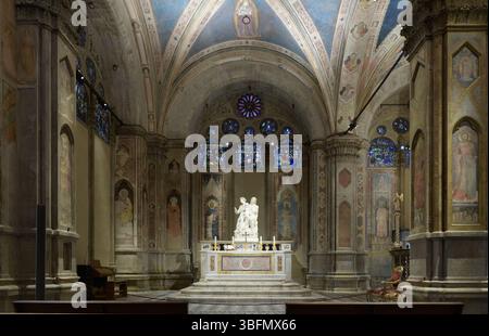Gotische Apsis von Orsanmichele mit Altar der Heiligen Anna und Marmorstatue von Francesco da Sangallo, Florenz, Italien. Stockfoto