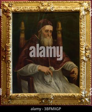Tizian (Tiziano Vecellio), Porträt von Papst Julius II., Anfang der 1540er Jahre Der alte Pontiff saß in roten Samtgewändern. Palatina Gallery, Pitti Palace, Flore Stockfoto