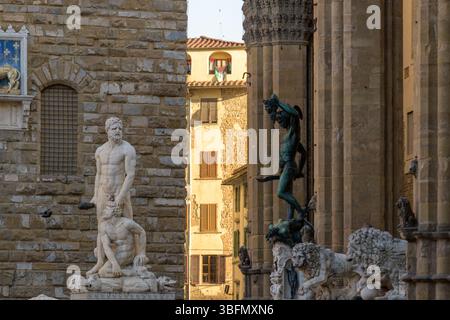 Skulpturen von Herkules und Kakus von Baccio Bandinelli und Perseus mit dem Kopf der Medusa von Benvenuto Cellini, Piazza della Signoria, Florenz, Italien Stockfoto