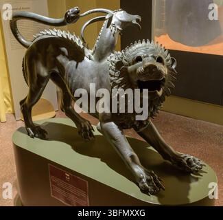 Etruskische Bronzeskulptur „Chimera of Arezzo“, mythologisches Tier mit Löwenkörper, Ziegenkopf und Schlangenschwanz, 5.-4. Jahrhundert v. Chr., Florenz, Italien. Stockfoto