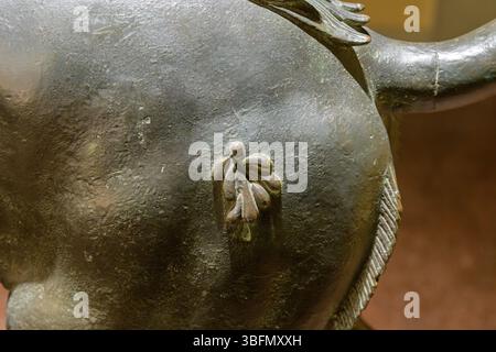 Detail der etruskischen Bronzeskulptur 'Chimera of Arezzo', mythologisches Tier mit Löwenkörper, Ziegenkopf, Schlangenschwanz, 5.-4. Jh. v. Chr., Florenz, It Stockfoto