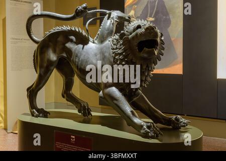 Etruskische Bronzeskulptur „Chimera of Arezzo“, mythologisches Tier mit Löwenkörper, Ziegenkopf und Schlangenschwanz, 5.-4. Jahrhundert v. Chr., Florenz, Italien. Stockfoto