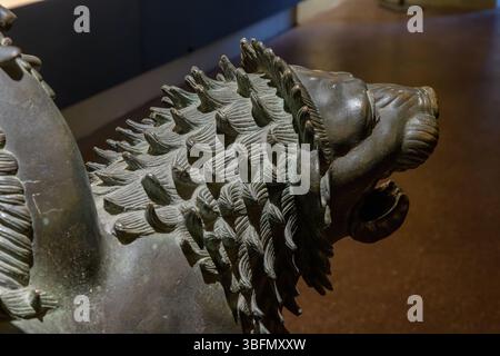 Detail der etruskischen Bronzeskulptur 'Chimera of Arezzo', mythologisches Tier mit Löwenkörper, Ziegenkopf, Schlangenschwanz, 5.-4. Jh. v. Chr., Florenz, It Stockfoto