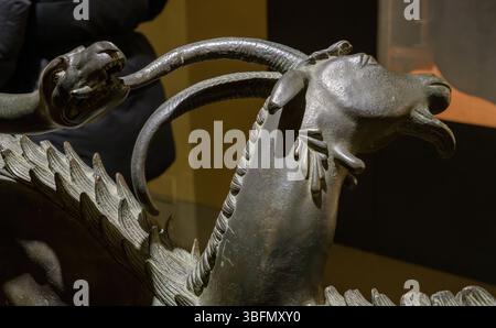 Detail der etruskischen Bronzeskulptur 'Chimera of Arezzo', mythologisches Tier mit Löwenkörper, Ziegenkopf, Schlangenschwanz, 5.-4. Jh. v. Chr., Florenz, It Stockfoto