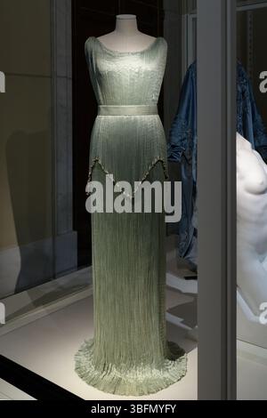 Blassgrüne Tunika aus Seide mit Plissee von Mariano Fortuny, bekannt als Tunika, ausgestellt im Pitti Palace in Florenz, Italien. Stockfoto