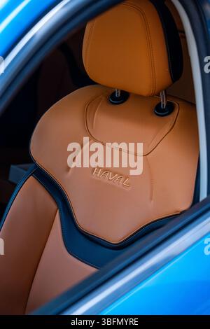 Bischkek, Kirgisistan - 12. Oktober 2024: Nahaufnahme eines Beifahrersitzes aus braunem Leder in einem Haval Jolion Allradantrieb Stockfoto