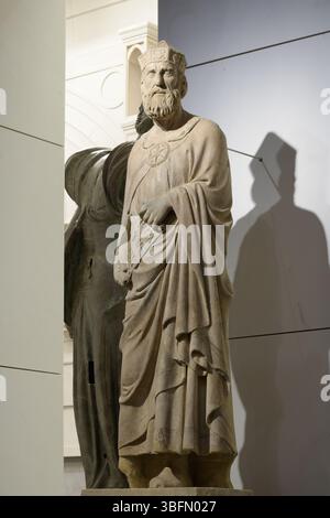 Marmorstatue von König David mit einer Rolle, Krone und Gewand, die Nino Pisano zugeschrieben wird, Museo dell'Opera del Duomo, Florenz, Italien. Stockfoto