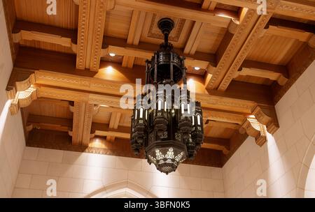 Maskat, Oman, 15. März 2024: Blick auf einen Kronleuchter im Royal Opera House in Maskat. Stockfoto
