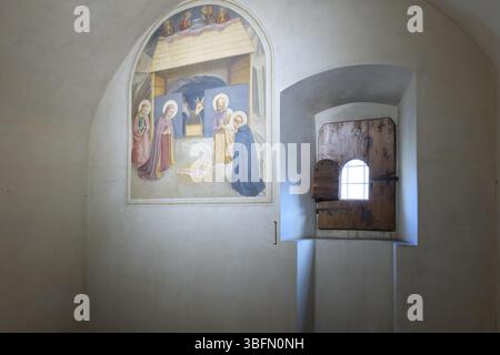 Fresko von Fra Angelico in Zelle 5 des San Marco Klosters in Florenz, die die Geburt Christi mit der Jungfrau Maria, dem heiligen Joseph und Ange darstellt Stockfoto