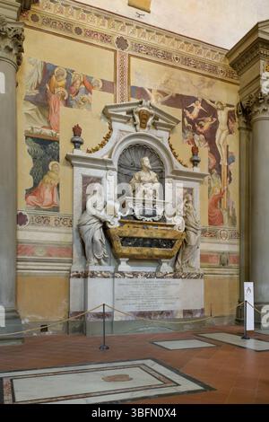 Grab von Galileo Galilei in der Basilika Santa Croce, Florenz, mit barocker Skulptur mit allegorischen Figuren, Büste und lateinischer Inschrift. Stockfoto