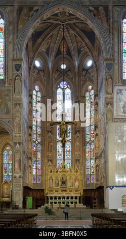 Gotische Apsis der Basilika Santa Croce in Florenz, mit dem Freskenzyklus von Agnolo Gaddi, Buntglasfenstern, Hochaltar und Kruzifix. Stockfoto