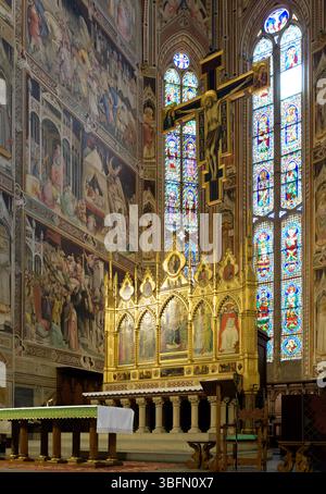 Gotische Apsis der Basilika Santa Croce in Florenz, mit dem Freskenzyklus von Agnolo Gaddi, Buntglasfenstern, Hochaltar und Kruzifix. Stockfoto